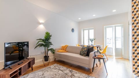 This inviting space features comfortable seating, stylish decor, and ample amenities. #colorful #style