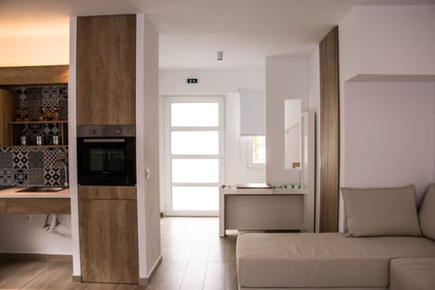 Neutral-toned lounge and workspace – Ideal for working or relaxing indoors.

