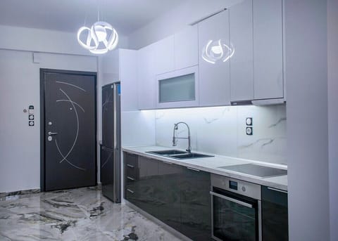 Fully Equipped Kitchen with Counter Space and Cooking Amenities
A practical and stylish kitchen area including everything guests need for home-cooked meals.