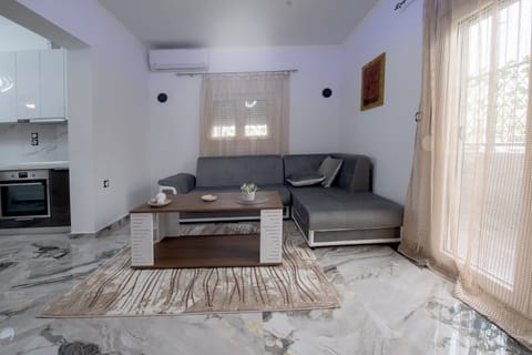 Cozy and Airy Living Room with Soft Lighting and Neutral Decor
Spacious and welcoming, this lounge area is designed for relaxation, offering comfortable seating, natural light, and a calm ambiance.