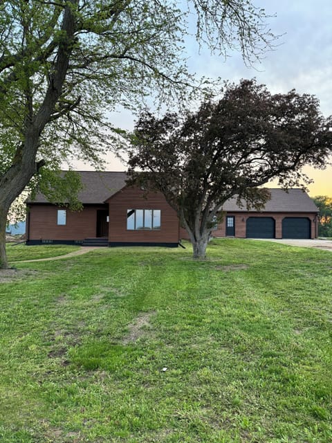 Cornfield Country House Front yard view