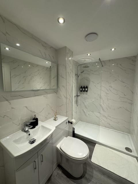 Apartment 1 Bathroom