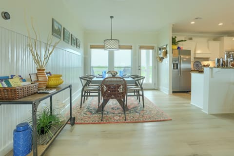 Dining Area | Dishware/Flatware Provided