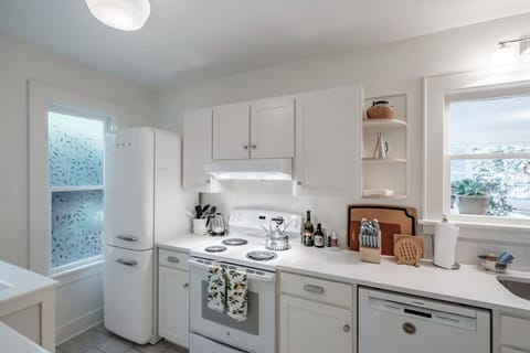 Cook comfortably with a wide range of tools, plus olive oil and balsamic vinegar provided.