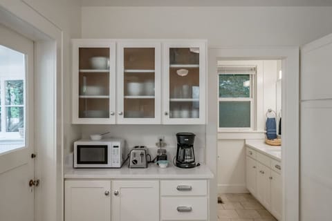 Cook with ease in a fully stocked kitchen that lets you prepare meals just like at home.