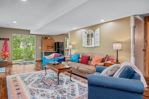 Elegance with a view in this lovely living area 🌲🪟