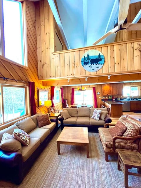 Big couch! Perfect for a big group!