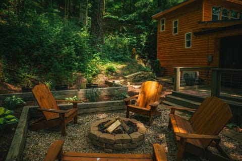 End your lake days gathered around the fire pit, surrounded by towering trees and the soft glow of flames. Roast marshmallows, swap stories, and let the night sky be your ceiling.