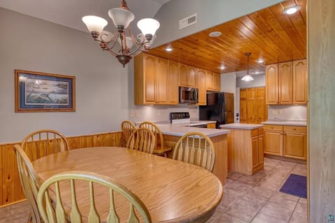 Dinning Room into kitchen