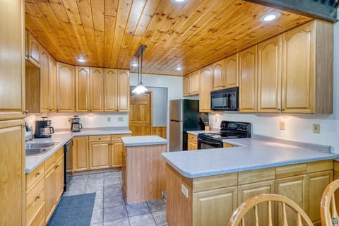 Large Kitchen with Dish Washer