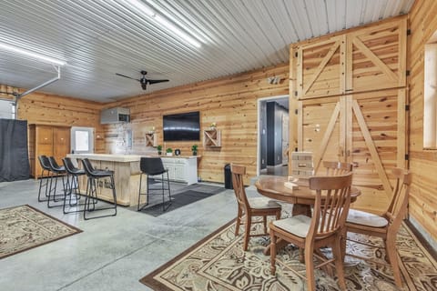 Extra Dining/Gaming, Seats 4