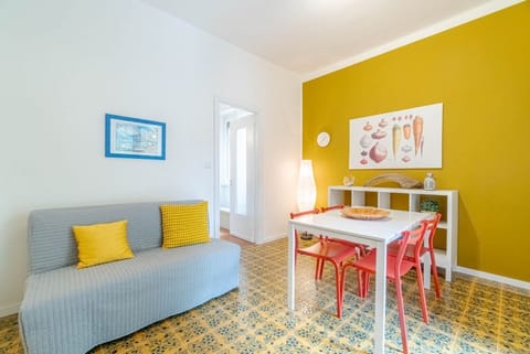 Cozy apartment perfect for 4 people is located in a hilly area just 500 meters from the centre, the sea and the train station - the strategic position for visiting Camogli and the Riviera! The accommodation is equipped with all the comforts to make your  Apartment in Camogli