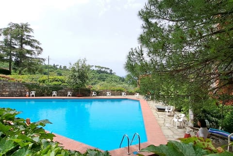 Cozy apartment perfect for 4 people is located in a hilly area just 500 meters from the centre, the sea and the train station - the strategic position for visiting Camogli and the Riviera! The accommodation is equipped with all the comforts to make your  Apartment in Camogli