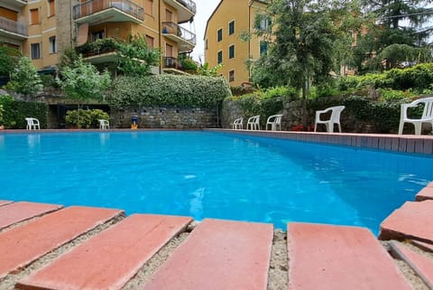 Cozy apartment perfect for 4 people is located in a hilly area just 500 meters from the centre, the sea and the train station - the strategic position for visiting Camogli and the Riviera! The accommodation is equipped with all the comforts to make your  Apartment in Camogli