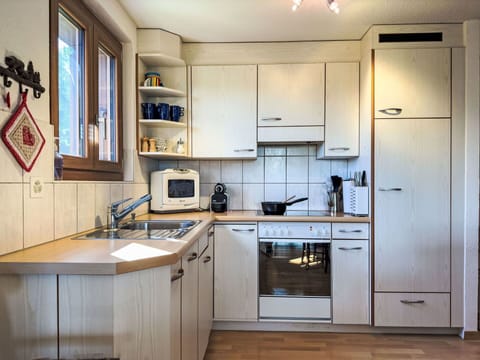 Cabinetry, Kitchen Sink, Countertop, Property, Sink, Kitchen Appliance, Kitchen, Kitchen Stove, Home Appliance, Interior Design