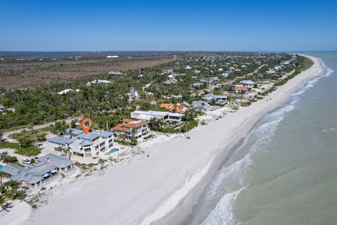 Gorgeous white sandy beaches of Sanibel Island, FL