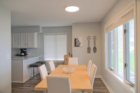 Good news: you can eat your meals with gorgeous natural light (not to mention that lake view).