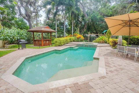 Heated POOL. Tiki Bar and Gas Gril. 