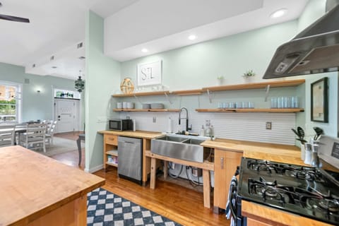 Step into the heart of the home where delicious meals are born! This kitchen boasts a sleek stove, a shiny sink, and a trusty oven. 🍳🚰🔥 #KitchenGoals #HomeCooking #FoodieParadise