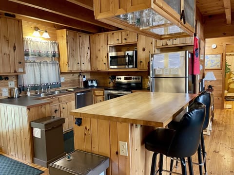 Little Bear Lodge on Drummond Island (2206)