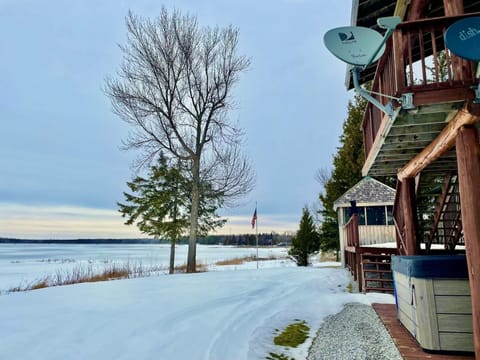 Woodsmoke Lodge on Drummond Island (5211)