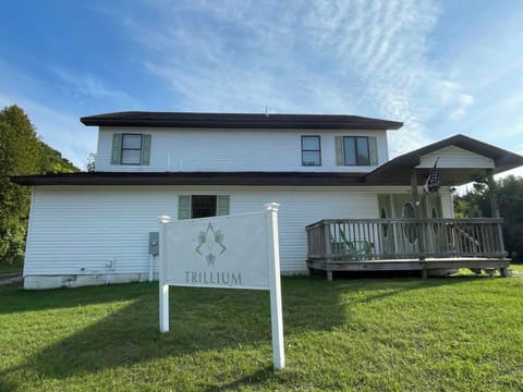 Trillium on Drummond Island (4299)
