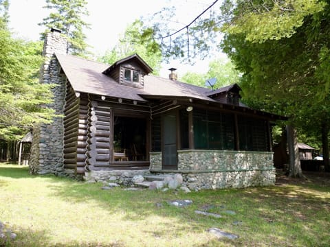 Whitney Bay Getaway with Bunkhouse on Drummond Is (3046)