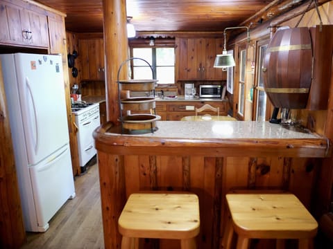 Whitney Bay Getaway with Bunkhouse on Drummond Is (3065)