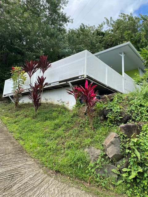 Villa perchée sur les hauteurs : un cadre privilégié offrant tranquillité et vue dégagée.
