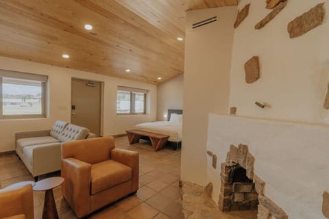 King bed and seating area