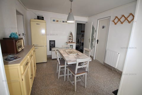 Fridge, microwave, oven