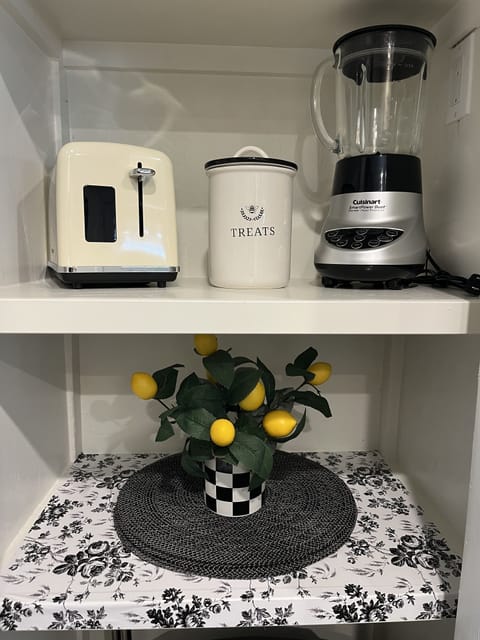 Blender, toaster, and placemats.