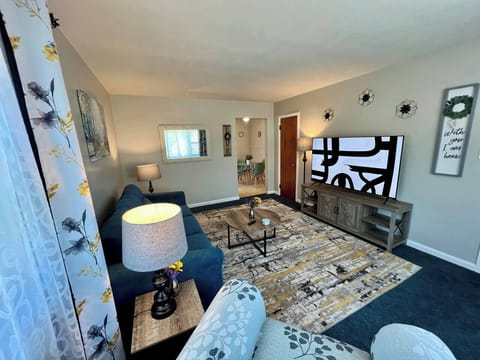 Living Room w Smart TV