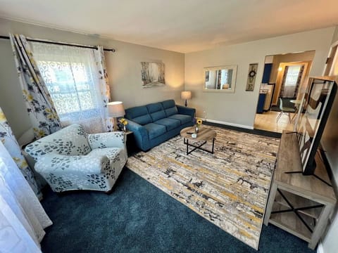 Living Room w Smart TV 