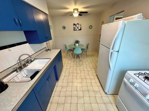 Full Kitchen w Eating Space 