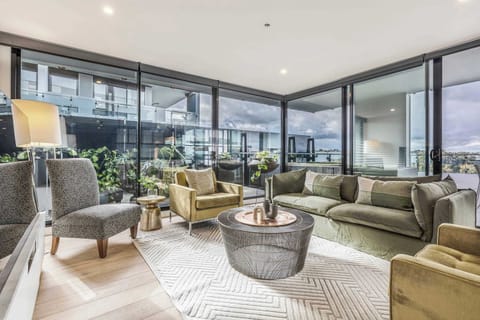 LIVING ROOM: Dazzling with a bright, airy atmosphere and rich design elements, this space balances opulent, unrivalled finishes with effortless comfort.