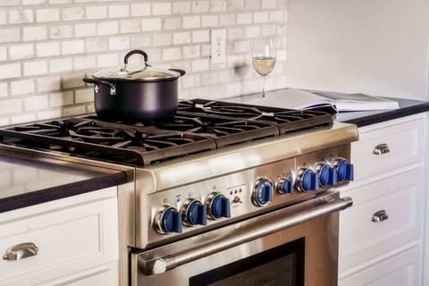 TheHowellHouse-4640SMontgomerySt-042-4000