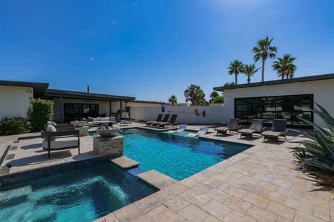 Sunny Scottsdale escape! Enjoy the private pool, hot tub & stylish outdoor living.