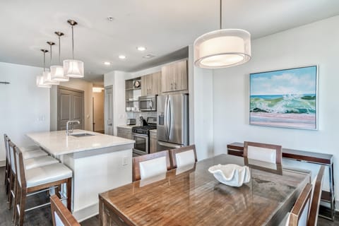 Dining for 6 + Island Seating for 4!