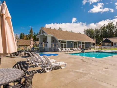 Pool & hot tub open - June - Sept