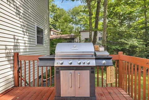 Propane grill is ready to cook for when you get home from the local attractions!