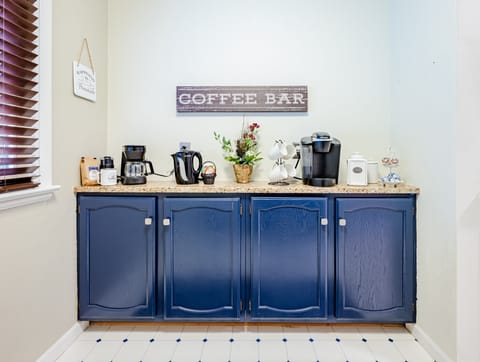 What would you like to drink? Hot coffee, decaf or tea?