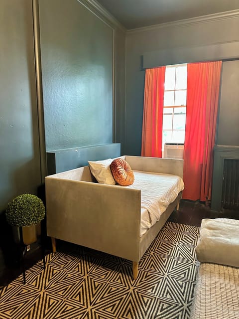 King Bedroom with Twin Daybed and Desk