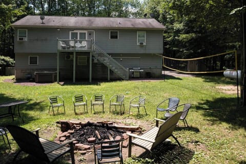 Huge Backyaard w/ volleyball net, firepit, and hot tub