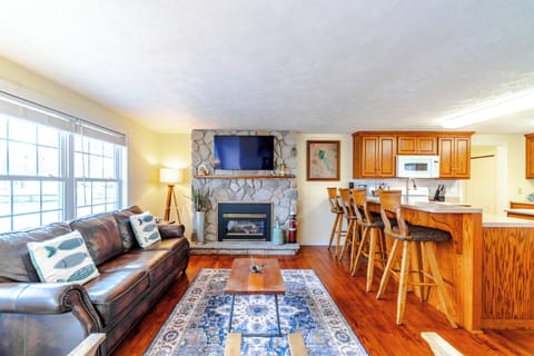 Family room and breakfast bar, seating for four