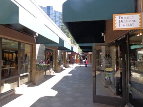 Everline Resort & Spa: Shops & Deli