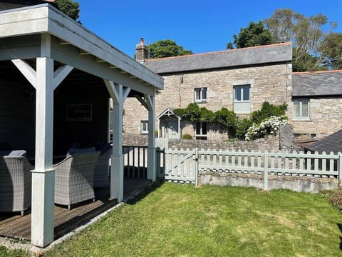 Lawned front garden with seating
