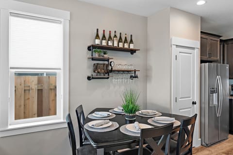 Dining Area - Seats 6