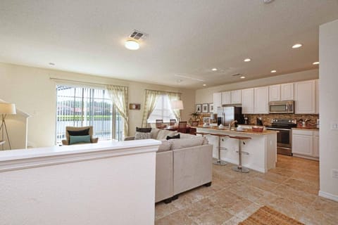 Vista Geral da cozinha americana e bancada de café da manhã.