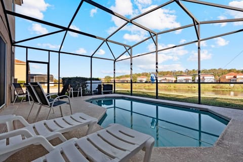Detalhe da piscina com a vista para o lago.